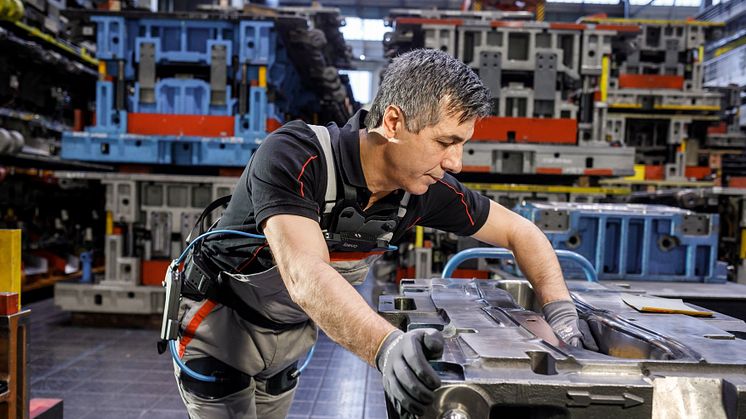 At the Audi plant in Neckarsulm, the exoskeleton is applied for example when polishing a matrix in tool maintenance