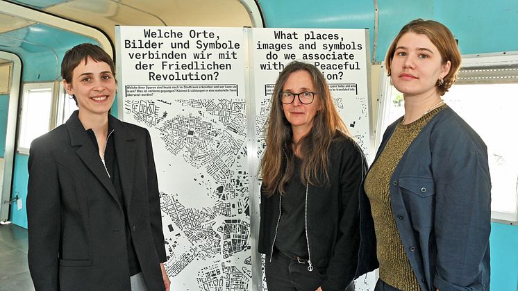 Martha Schwindling, Marlene Oeken und Gesine Oltmanns in der Ausstellung "Das Denkmal ist..." 