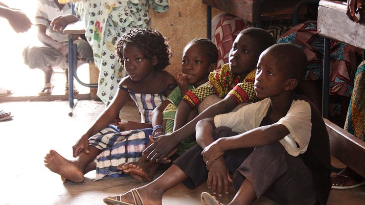 Barn tittar på film om malaria