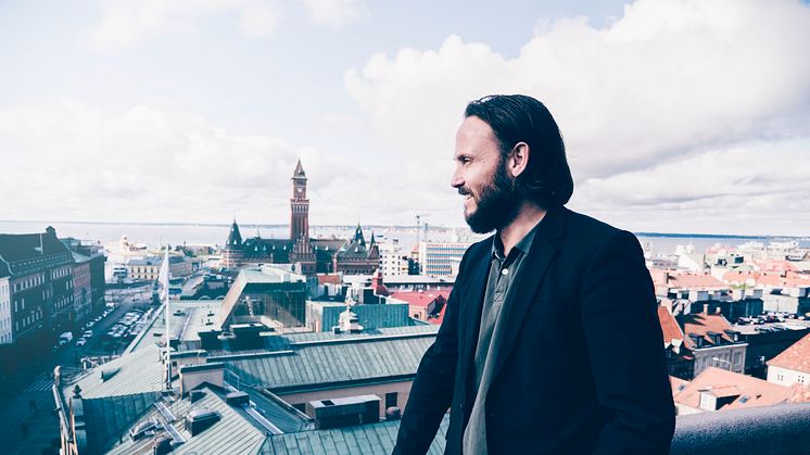 Christian Rydström vid Consid blickar ut över den nya etableringsorten för företaget, Helsingborg.