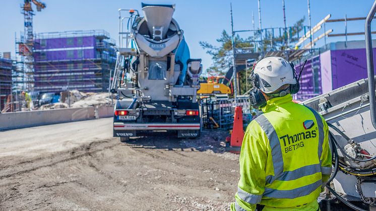 Med den nya appen Min Betong får kunderna push-notiser när betongbilen lämnar fabriken för leverans.   När betongen sedan levereras hanteras följesedlarna helt digitalt och kan sedan hämtas för nedladdning i kundportalen.