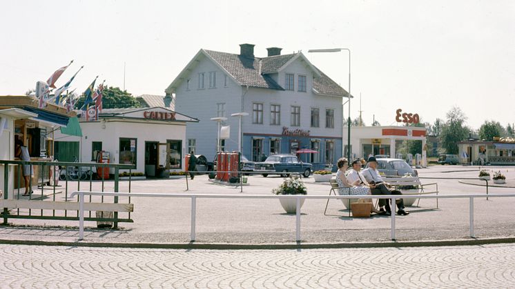 Sunneborna vill även fortsättningsvis ha en kiosk på torget.  Sunne kommun vill säkerställa detta för framtiden och erbjuder nu Alexander Sakar att fortsätta driva kiosk, men i en ny byggnad på norra delen av torget. Bilden från 50-talets torg.