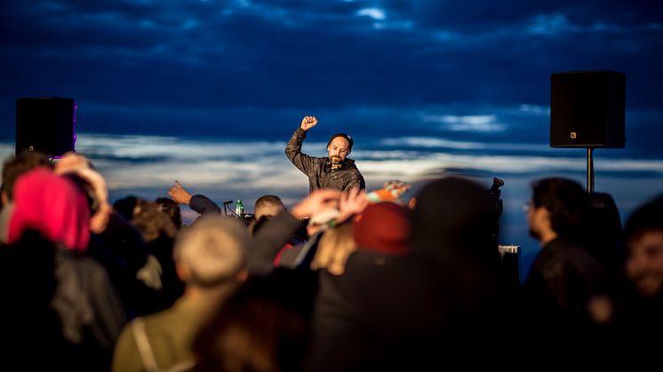 DJ in der Abenddämmerung auf der Besucherterrasse vom Schilthorn - Piz Gloria