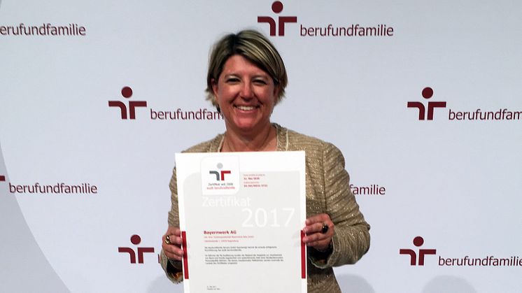 Bayernwerk-Personalleiterin Sigrid Nagl hat das Zertifikat „audit berufundfamilie“ am Dienstag in Berlin entgegen genommen.