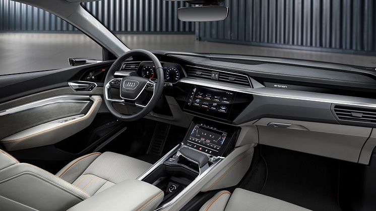 Audi e-tron interiør med orange e-tron detaljer