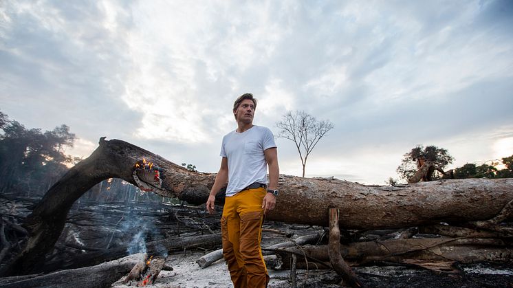 Skådespelaren och UNDPs Goodwill-ambassadör Nikolaj Coster Waldau vid bränd regnskog i Peru. (Foto av Leonardo Fernandez / Getty Images för UNDP)