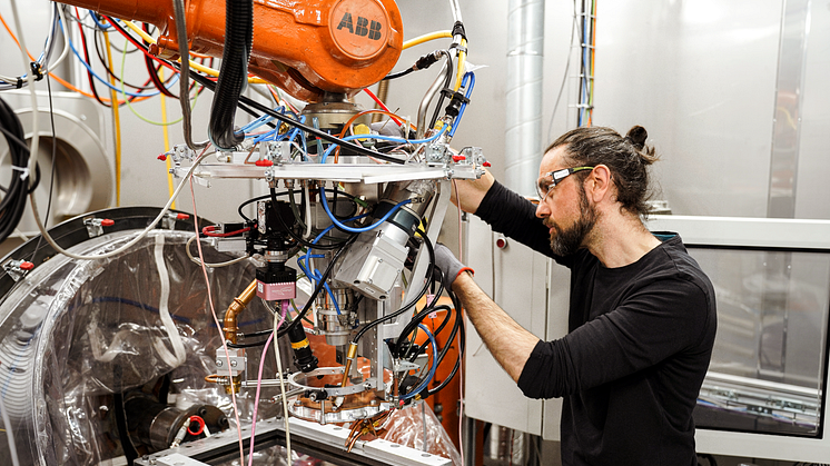 Almir Heralic (medgrundare Procada) kalibrerar ett 3D-skrivarverktyg som sitter på en industrirobot. Foto Jimmy Delwer