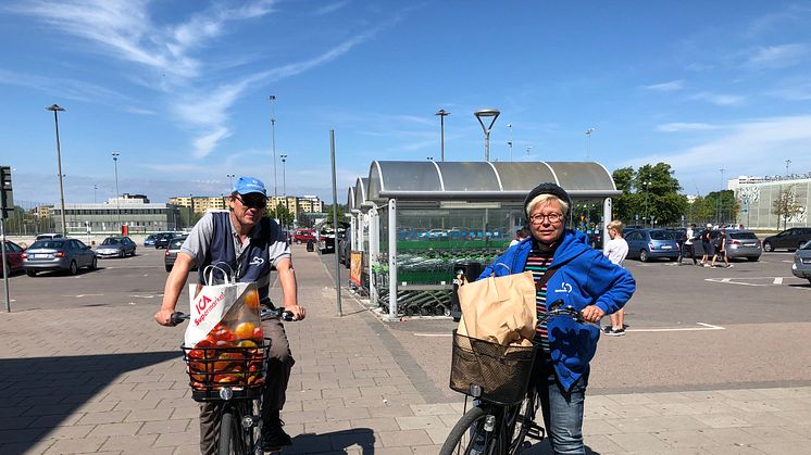 Neil och Åsa är på väg med matkassar till MKB:s seniorer.