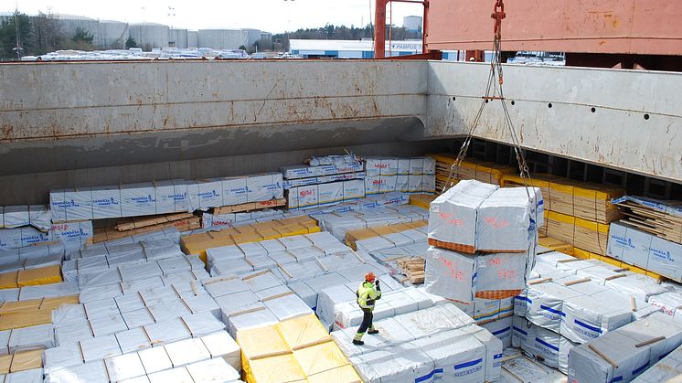 Stor utlastning av virke i Norrköpings hamn