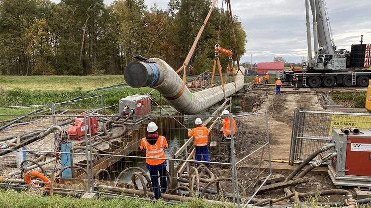 Der Düker wird in die schwarze Elster eingehoben. Foto © ONTRAS Gastransport GmbH