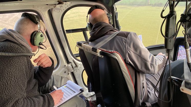 Die Crew überprüft mit höchster Konzentration die Leitungen aus dem Cockpit.