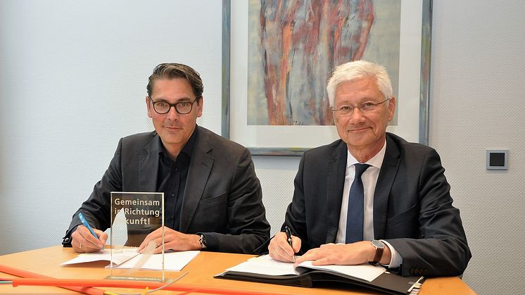 Gemeinsam für den flächendeckenden Glasfaserausbau im Kreis Kleve: Uwe Nickl, CEO Deutsche Glasfaser und Wolfgang Spreen, Landrat Kreis Kleve. (© Kreis Kleve)