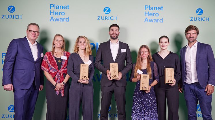 Dr. Carsten Schildknecht (Zurich CEO) und Boris Herrmann (Sportsegler und Klimabotschafter) freuen sich mit den Gewinnerinnen und Gewinnern des Planet Hero Award 2023. 