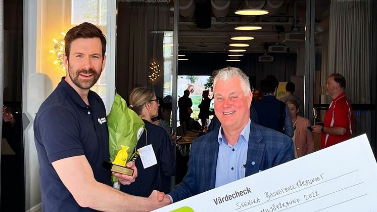 Stephen Dippel, kommersiell chef på Svenska Basketbollförbundet, tar emot priset som Årets Miljöförbund från Städa Sveriges ordförande Bengt Jönsson.