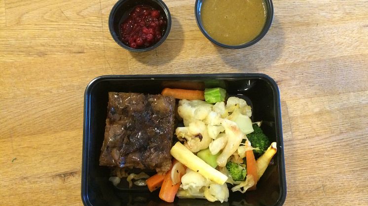Exempel på kost i studien: kålpudding med brunsås, lingon och grillade grönsaker.