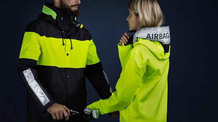 In a joint campaign, Hövding and Stutterheim are highlighting safety and how important it is to be visible on dark roads.