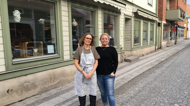 Eva Lagerträd och Helena Eman Carlsson utanför sin nya butikslokal i Lindesberg.