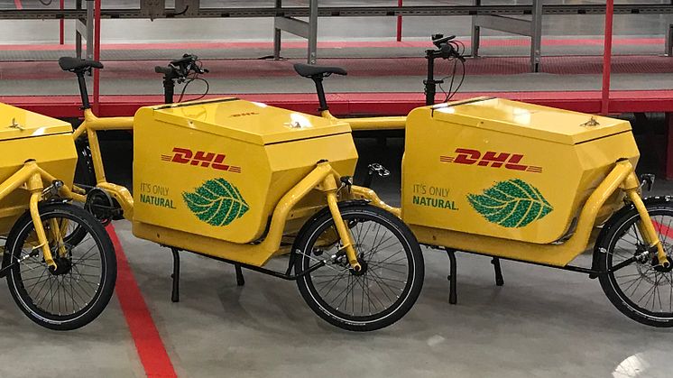 DHL Express fyra elcyklar som levererar dokument och mindre paket i Stockholms innerstad