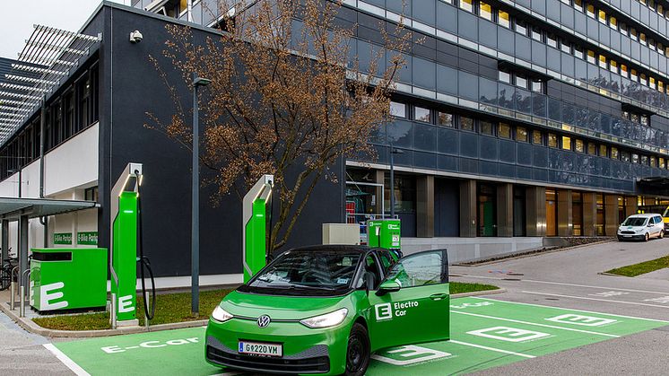 ADS-TEC Energy Ultra-Schnelladesäulen direkt vor dem Haupteingang der Firmenzentrale in Graz, Foto: Energie Steiermark