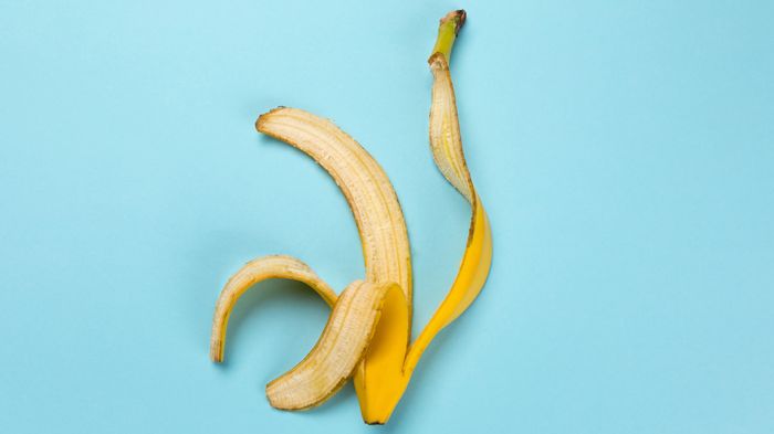 Bananskalet kan bli biogas och biogödsel. Släng det i matavfallet! Men ät upp bananen.