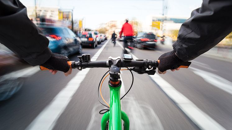 Fra nu og til februar er det svært at få øje på cyklister og fodgængere, der ikke har reflekser eller lys på. Så husk trafikvesten, lys på køretøjet, reflekser og hjelm i reflekterende farver, lyder rådet fra Færdselspolitiet.