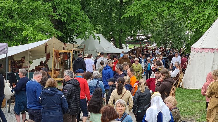 Etter to år i korona-dvale var det endelig Middelalderfestival igjen på Hamar og Anno Domkirkeodden. Foto (Anno museum)