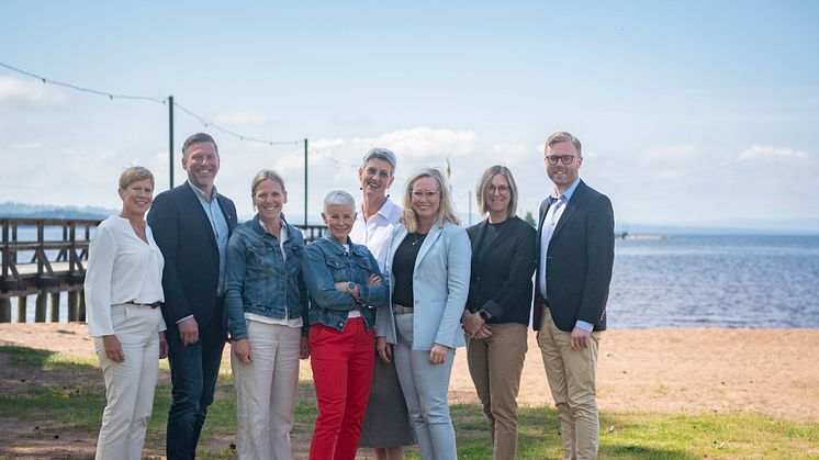 Karin Ringsby, Erik Odens, Anna Björkman, Angelica Ekholm, Elsmari Julin, Visit Dalarnas vd Chatarina Eriksson, Caroline Smitmanis Smids samt Martin Erkenborn. Saknas på bild: Martin Sahlberg och Ulla Köhler. Foto: Anna Holm, Visit Dalarna.