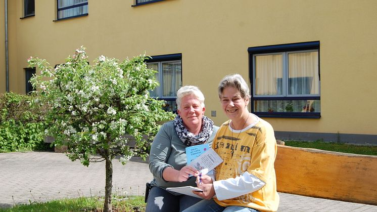 Hephata-Mitarbeiterin Anja Eisenberg (links) und Katrin Leißner mit den beiden Büchern, die die Klientin der Hephata Diakonie bereits geschrieben hat.
