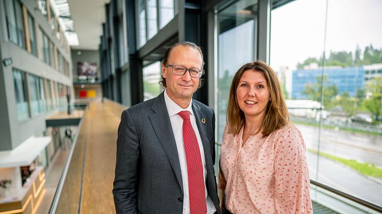 Jan Erik Saugestad, CEO of Storebrand Asset Management, and Gry Larsen, Secretary General, CARE Norway FOTO: Storebrand