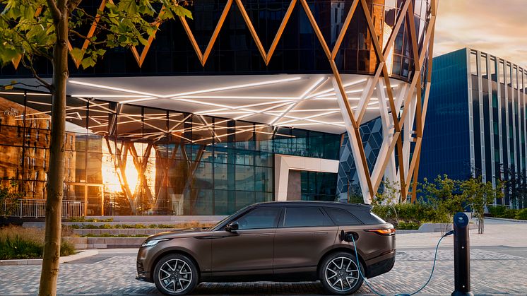 RR_Velar_22MY_SV_Bespoke_Tourmaline_Brown_Exterior_GP_180821_001