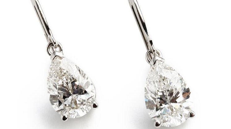 Ruben Svart. Et par diamantørestikker af 14 kt. hvidguld hver prydet med brillantslebet dråbeformet diamant på 2.21 og 2.32 ct.jpg