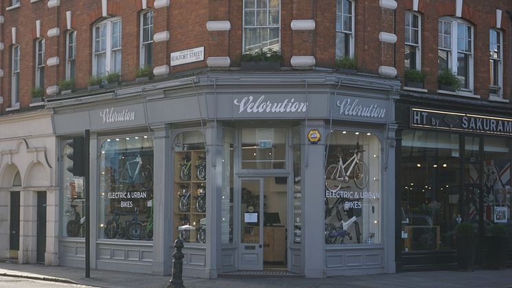 Hövding har ingått samarbete med den brittiska premiumkedjan för cyklar, Velorution, och introduceras i alla deras fyra butiker i London samt online, precis i rätt tid inför våren och starten av årets cykelsäsong.