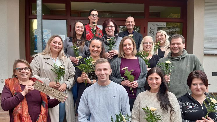 Grund zur Freude: 14 Männer und Frauen haben die Ausbildung in der Altenpflege an der Hephata-Akademie erfolgreich absolviert und sind als Fachkräfte gefragte Arbeitnehmer*innen. 