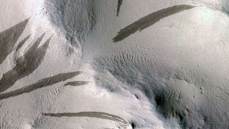 Strimmor på Mars tecken på mer vattenaktivitet på Mars