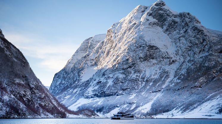 Om bord helelektriske Future of The Fjords nyter man stillheten i verdensarven