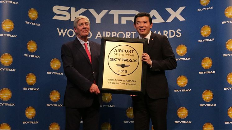 Mr Lee Seow Hiang, CEO of Changi Airport Group (right) receiving the Skytrax World's Best Airport Award from Mr Edward Plaisted, CEO of Skytrax (left).