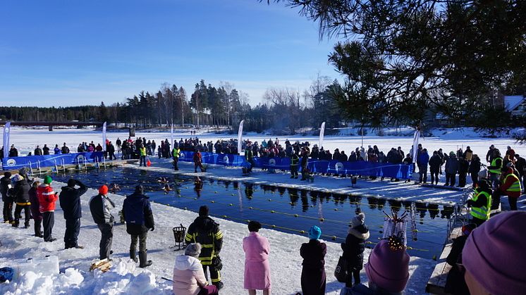 Premiären av Vansbro Vintersim böjd på strålande väder och närmare 200 deltagare.