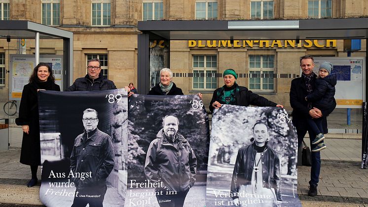 Die Beteiligten zeigen die ersten Plakate (v.l.): Dr. Nathalia Laue, Uwe Frauendorf, Karin Wieckhorst, Cornelia Matzke und Daniel Lange (RBL Media GmbH) mit Tochter Florentina - Foto: Andreas Schmidt