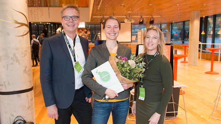 Vinnaren Laura Vidje tillsammans med prisutdelarna Peter Hedman och Susanne W Lindström från North Sweden Cleantech.