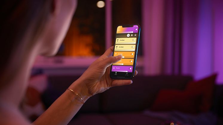 Med Philips Hue Bluetooth-app tänds och släcks-, dimmas- eller stärks belysningen till önskad nivå via en app i telefonen. Det finns miljontals färger att välja mellan och det vita ljuset kan nyanseras till önskad nivå.