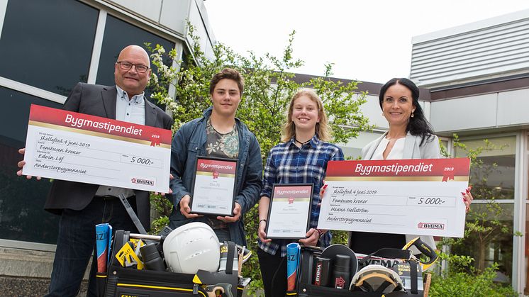 På bilden: Per Boman (platschef Bygma Skellefteå), Edvin Löf, Hanna Hellström och Johanna Smitt (rektor Anderstorpsgymnasiet). Foto: Patrick Degerman