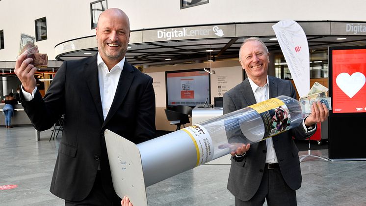 Ralf Fleischer (li.) und Hep Monatzeder freuen sich über die neue Spendenbox.