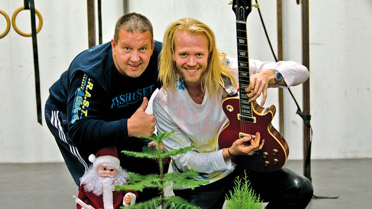 Årets starkaste julsång - Julen i din famn med tyngdlyftaren Anders T Bergström och gitarrvirtuosen Joel Svensson.