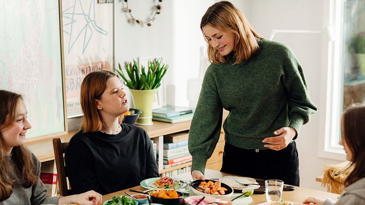 Ungdom spiser laksetaco