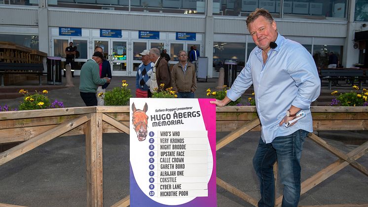 Jägersros sportchef Mats Ahlkvist med startfältet till årets upplaga av Hugo Åbergs Memorial. Foto: Mikael Rosenquist