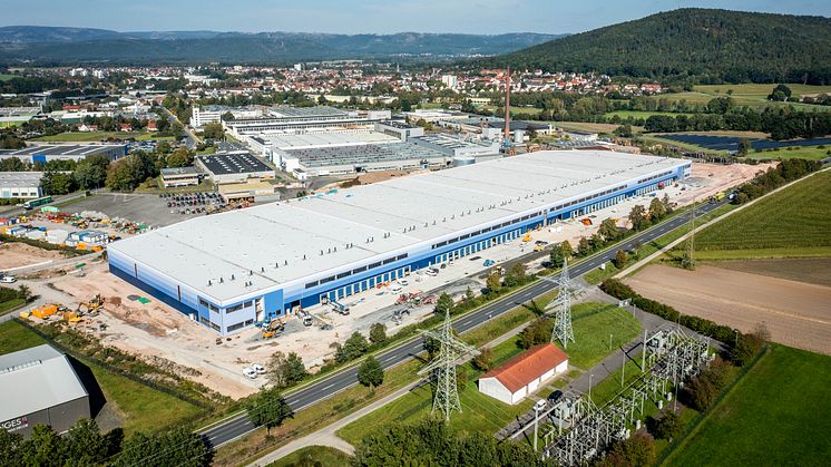 40.000 Quadratmeter Fläche umfasst das neue Logistikzentrum in Neustadt bei Coburg. Ab Sommer 2024 wird DSV von hier aus Waren für dm-drogerie markt in ganz Deutschland ausliefern © GLP PF Germany Management GmbH