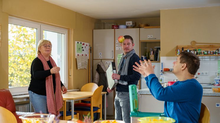 Das gemeinsame Kochen und Essen mit den Bewohnenden steht auf jedem Tagesplan. Von links Mitarbeiterin Beate Rydzon, Einrichtungsleiter Gerald Rullmann und Bewohner Marc Wischek.