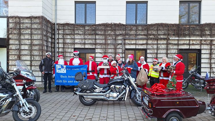 Weihnachtsmänner auf Motorrad