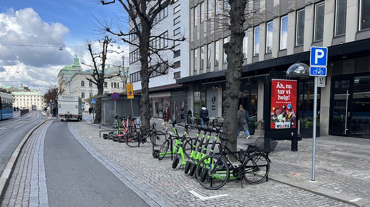 Bland annat här på Västra Hamngatan har nu byggts denna nya typ av cykelparkering. Bild: Göteborgs Stad