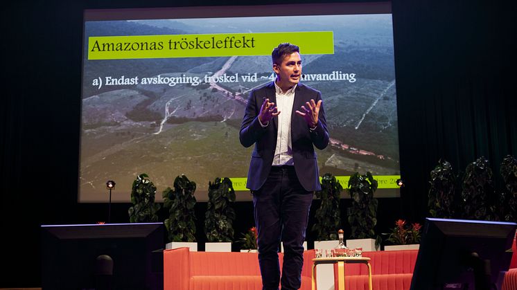 Hållbarhetsforum 2019. Victor Galaz, docent i statsvetenskap, talar under ett temasamtal om Makt, pengar och ansvar. Foto: ens Olof Lasthein